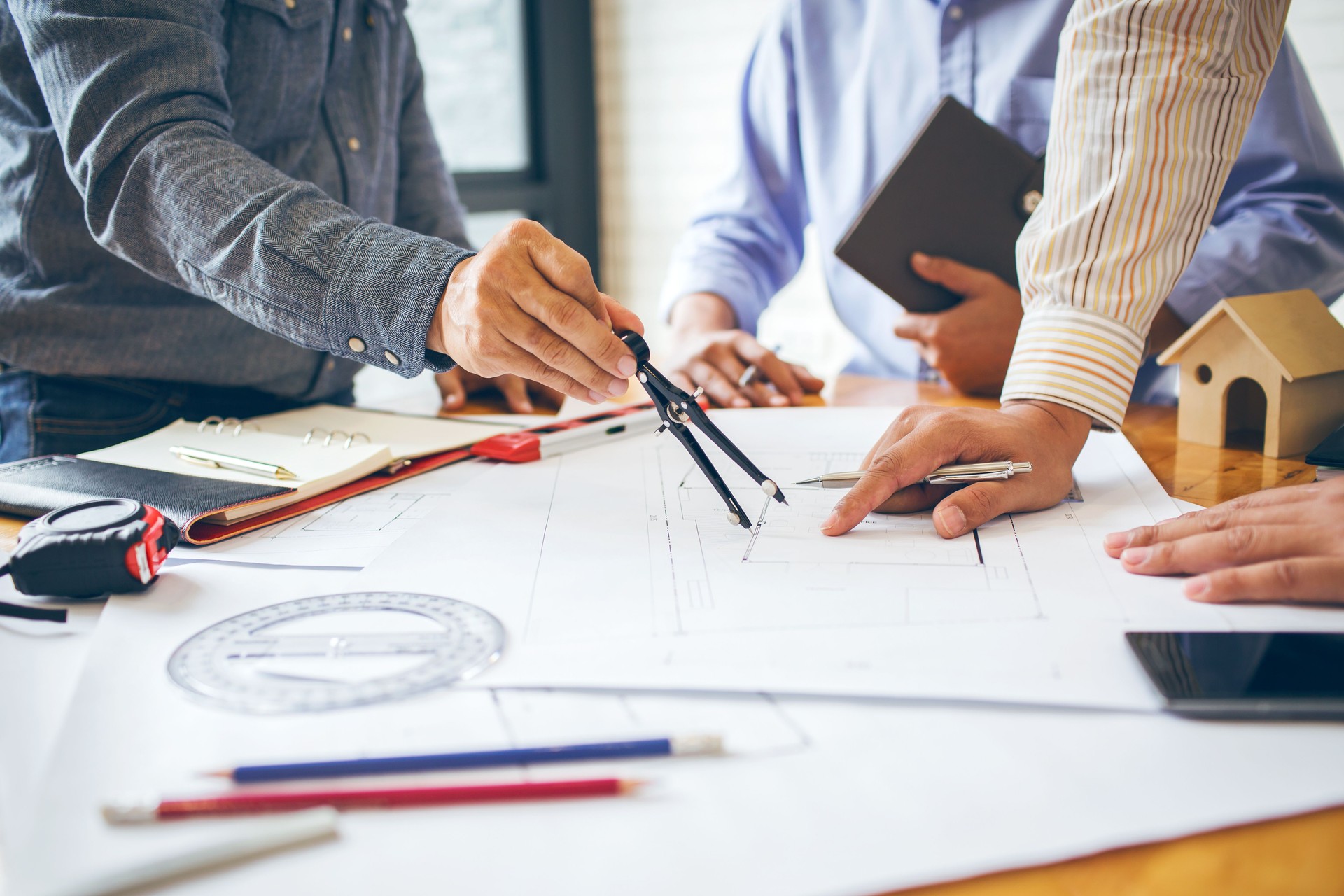Abstimmung zwischen Kollegen, engineering-Team um die Blaupause verwendet, um gewerblich genutzten Gebäuden für Joint Ventures bauen zu überprüfen.